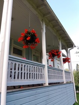 Rajaniemi. Kauniita kukka-asetelmia.