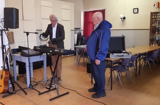 Antero ja Olavi pohtivat miten piuhat laitetaan...