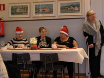 Rauni tonttu, Gunilla ja Inkeri Tonttu. Leena Ruusunen tarkkailee...