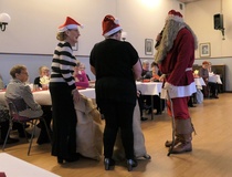 Joulpukki antamassa ohjeita tontuille