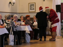 Inkeri tonttu jakamassa joulupukin säkistä joululahjoja