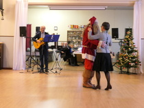 Joulupukki innostui niin paljon tanssimisesta, että siinä meni vielä valssitkin...