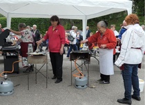 Maarit ja Leena lettuja paistamassa