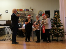 Antero, Inkeri, Seija-Liisa, Rauni, Airi. Arpajaiset lähtevät käyntiin...Siinä Inkeri Tonttu ihmettele kädessä olevaa...