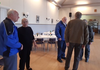 Talkoolaiset järjestelevät juhlaa