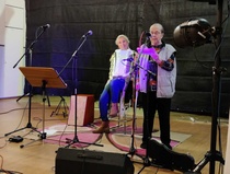 Leena toivottaa kaikki tervetulleiksi ja pitää lyhyen puheen