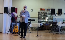 Puheenjohtaja Iiris Laaksonen toivottaa läsnäolijat tervetulleiksi Iloiseen Iltapäivään.