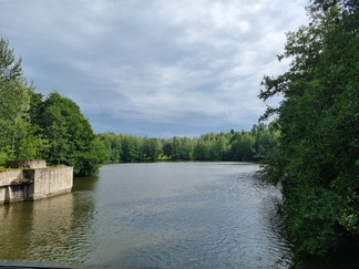 Mustionjoen näkymää länteen päin josta oli tulossa sadetta. Sade tuli esityksen aikana ja tuulta oli erittäin paljon. Sade ja tuuli teki ilmasta kolean..