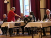 Pirjo Skog tarjoilemassa kahvia